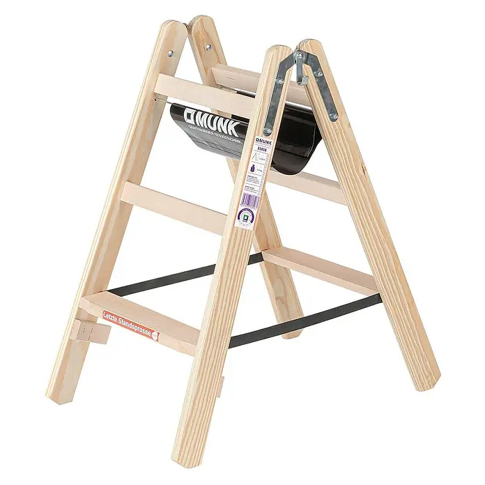 Proregal Doppel-Stehleiter mit 6 Stufen - Anzahl Tritte: 6 Stk., Arbeitshöhe: 2.240 mm, Belastbarkeit: 150 kg, Holz - Holz-Klappleiter mit schwarzen Haltegurten und Produktetikett.