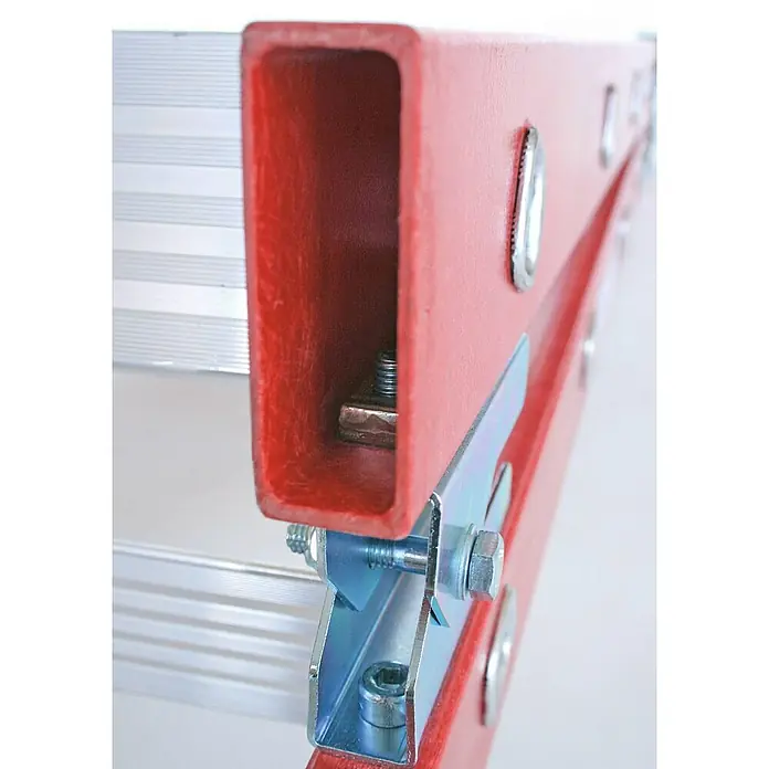 Proregal Doppel-Stehleiter beidseitig begehbar - Anzahl Tritte: 24 Stk., Arbeitshöhe: 4.500 mm, Belastbarkeit: 150 kg, Aluminium - Roter GFK-Leiterholm mit rechteckigem Querschnitt, durch Metallbeschläge mit einer silbernen Sprosse verbunden.