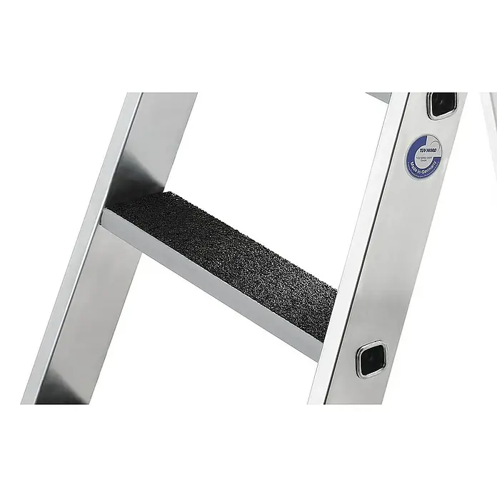 Proregal Doppel-Stehleiter beidseitig begehbar - Anzahl Tritte: 8 Stk., Arbeitshöhe: 2.450 mm, Belastbarkeit: 150 kg, Aluminium - Nahaufnahme einer silbernen Aluminiumleiterstufe mit schwarzer Anti-Rutsch-Oberfläche und TÜV NORD Zertifizierung.