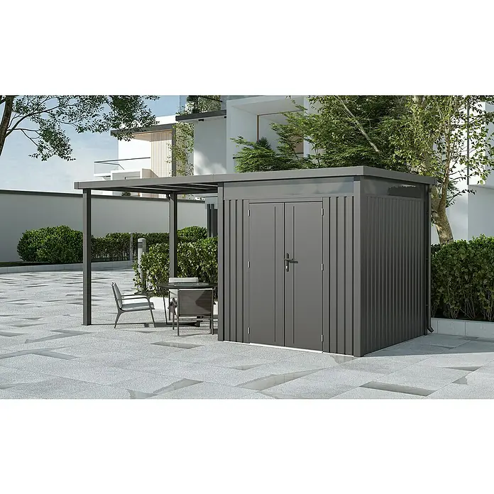 Gardol Gerätehaus-Anbau Cubus & Cubus Max - 230 x 275 cm, Stahl, Schwarz, Passend für: Gardol Gerätehaus Cubus - Ein graues Gartenhaus mit Doppeltür und Überdachung, umgeben von Grünpflanzen, bietet stilvollen Stauraum im Außenbereich.