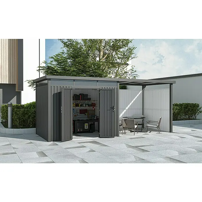 Gardol Rück- & Seitenwand Cubus - Höhe: 190 cm, Passend für: Gardol Gerätehaus-Anbau Cubus & Cubus Max - Geräumiger Metall-Gartenschuppen mit geöffneten Türen und Werkzeug im Inneren, ergänzt durch eine Sitzecke mit Tisch und Stühlen im Außenbereich.