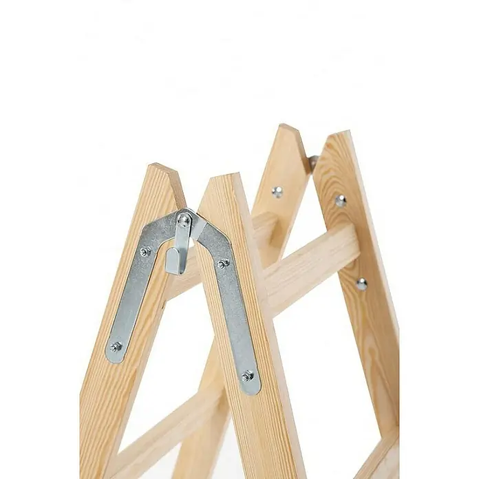 Proregal Doppel-Stehleiter mit Sicherheitsband - Anzahl Tritte: 12 Stk., Belastbarkeit: 150 kg, Holz - Detail einer Holzleiter mit Metall-Klappscharnieren und einem Sicherungshaken.