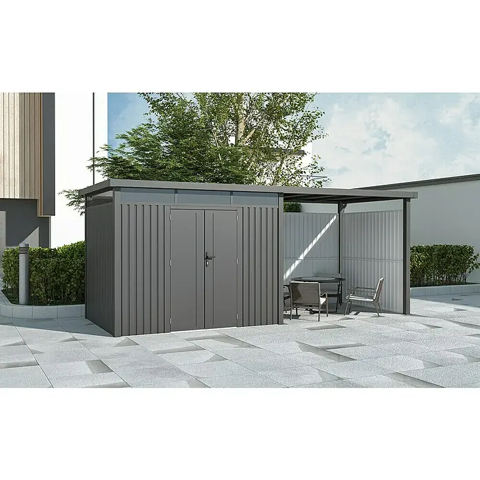 Gardol Rück- & Seitenwand Cubus - Höhe: 190 cm, Passend für: Gardol Gerätehaus-Anbau Cubus & Cubus Max - Ein graues Gerätehaus mit einer kleinen Terrasse und Gartenmöbeln auf einer gepflasterten Fläche. Praktische Aufbewahrung für den Garten.