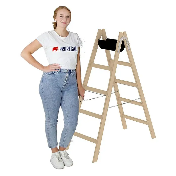 Proregal Doppel-Stehleiter mit 10 Sprossen - Anzahl Tritte: 10 Stk., Arbeitshöhe: 2.800 mm, Belastbarkeit: 150 kg, Holz - Holzleiter in Naturfarbe mit schwarzem Werkzeughalter, neben einer Frau zur Größenanzeige.