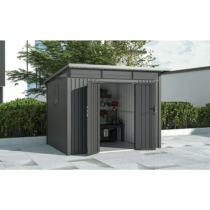 Gardol Gerätehaus Style Max - Außenmaß inkl. Dachüberstand (B x T): 289 x 253 cm, Stahl, Schwarz - Ein geräumiger, grauer Geräteschuppen mit geöffneten Doppeltüren auf einer hellen, gepflasterten Fläche, umgeben von Grünpflanzen.