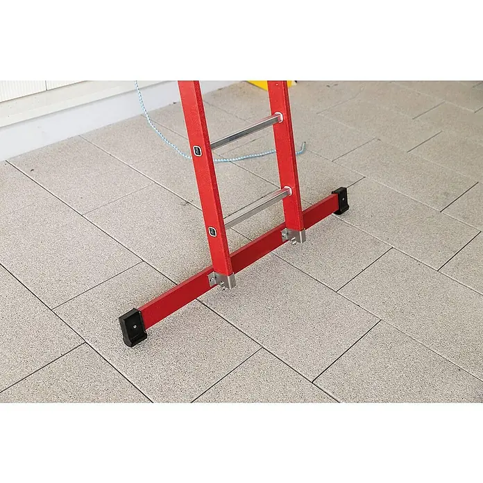 Proregal Schiebeleiter 2-teilig - Anzahl Tritte: 16 Stk., Arbeitshöhe: 5.200 mm, Belastbarkeit: 150 kg, Kunststoff - Rote Leiterbasis mit breiter Stabilisatorstange und schwarzen Gummifüßen auf Fliesenboden.