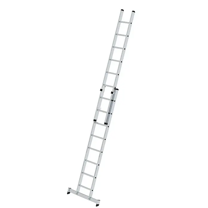 Proregal Schiebeleiter 2-teilig - Anzahl Tritte: 16 Stk., Arbeitshöhe: 5.200 mm, Belastbarkeit: 150 kg, Aluminium - Silberne Aluminium-Ausziehleiter, schräg gestellt, mit ausfahrbaren Segmenten und rutschfesten Füßen.