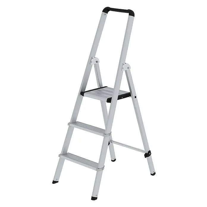 Proregal Stehleiter einseitig begehbar - Anzahl Tritte: 3 Stk., Arbeitshöhe: 2.750 mm, Belastbarkeit: 150 kg, Aluminium - Silberne Aluminium-Klappleiter mit drei Stufen, inklusive oberer Plattform und schwarzem Haltegriff.