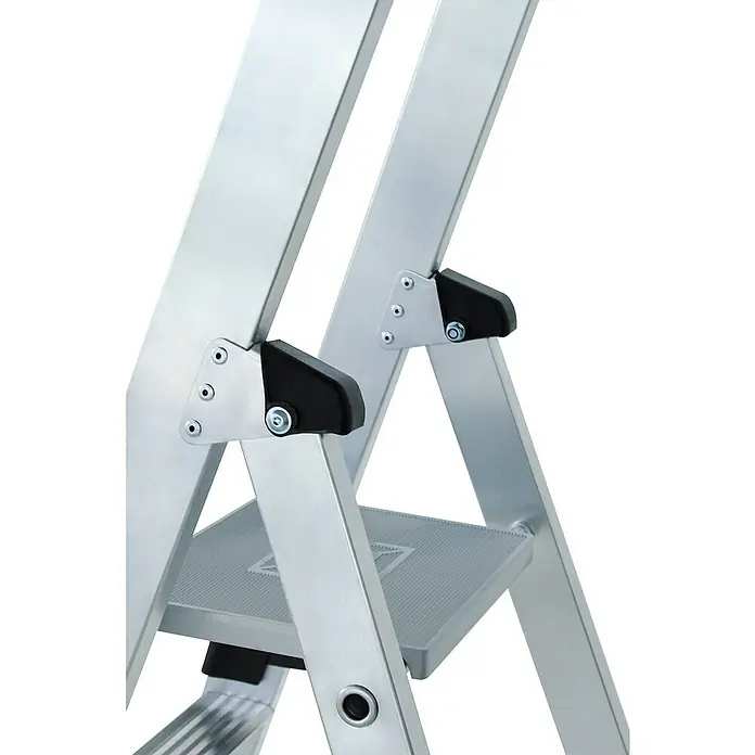 Proregal Stehleiter mit 6 Stufen - Anzahl Tritte: 6 Stk., Belastbarkeit: 150 kg, Aluminium - Nahaufnahme einer silbernen Aluminiumleiter mit strukturierten Stufen und schwarzen Kunststoffscharnieren.