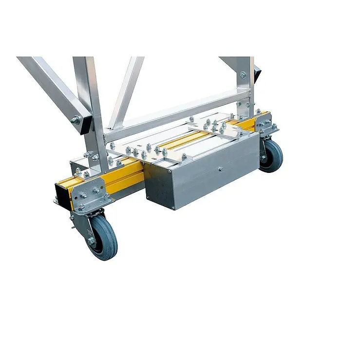Proregal Stehleiter Plattformleiter klappbar mit schmalem Fahrwerk - Anzahl Tritte: 5 Stk., Arbeitshöhe: 3.150 mm, Belastbarkeit: 150 kg, Aluminium - Basis eines Aluminium-Rollgerüsts mit gelben Trägerbalken, robusten Rädern und verschraubten Verbindungen.