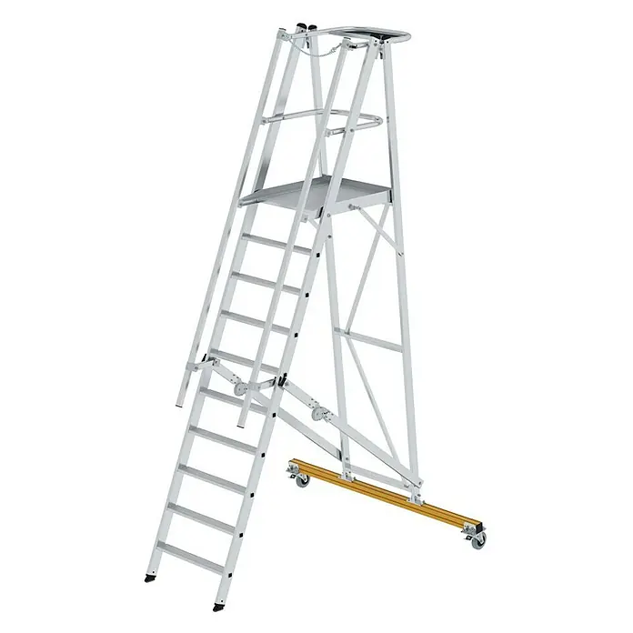 Proregal Stehleiter Plattformleiter klappbar und fahrbar - Anzahl Tritte: 10 Stk., Arbeitshöhe: 4.300 mm, Belastbarkeit: 150 kg, Aluminium - Mobile Arbeitsplattform aus Aluminium mit Leiter, Sicherheitsgeländer und Rädern auf gelber Basis.