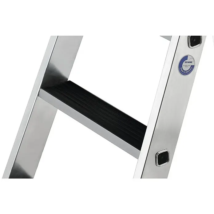 Proregal Stehleiter einseitig begehbar - Anzahl Tritte: 8 Stk., Arbeitshöhe: 3.850 mm, Belastbarkeit: 150 kg, Aluminium - Nahaufnahme einer silbernen Aluminiumleiter mit schwarzen geriffelten Anti-Rutsch-Stufen. Ein "Made in Germany" TÜV Nord Etikett ist sichtbar.
