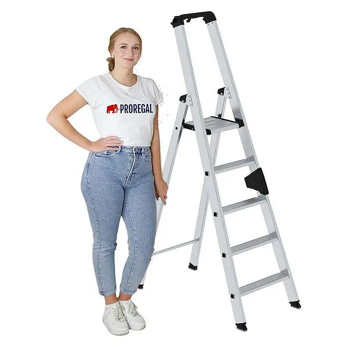 Proregal Stehleiter einseitig begehbar - Anzahl Tritte: 5 Stk., Arbeitshöhe: 3.150 mm, Belastbarkeit: 150 kg, Aluminium - Silberne Aluminium-Klappleiter mit fünf Stufen, Größenvergleich mit einer Person.