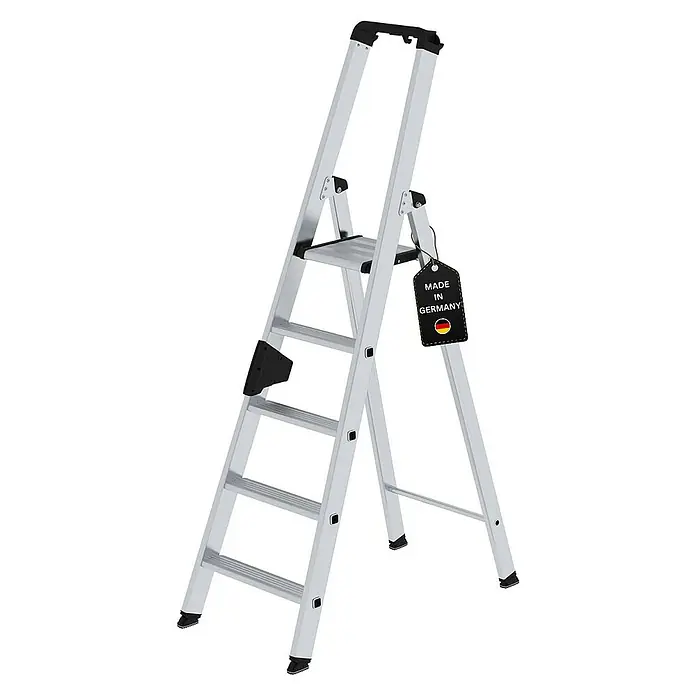 Proregal Stehleiter einseitig begehbar - Anzahl Tritte: 5 Stk., Arbeitshöhe: 3.150 mm, Belastbarkeit: 150 kg, Aluminium - Silberne Aluminium-Klappleiter mit schwarzen Anti-Rutsch-Füßen, Griff und seitlicher Ablage, gekennzeichnet als „Made in Germany“.