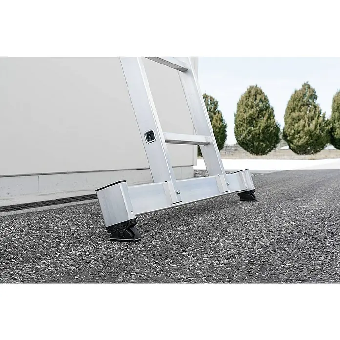 Proregal Anlegeleiter Glasreinigerleiter Unterteil mit nivello®-Traverse - Anzahl Tritte: 5 Stk., Belastbarkeit: 120 kg, Aluminium - Aluminium-Leiterfuß mit robusten, verstellbaren schwarzen Füßen, der Stabilität auf Asphalt neben einem Gebäude bietet.