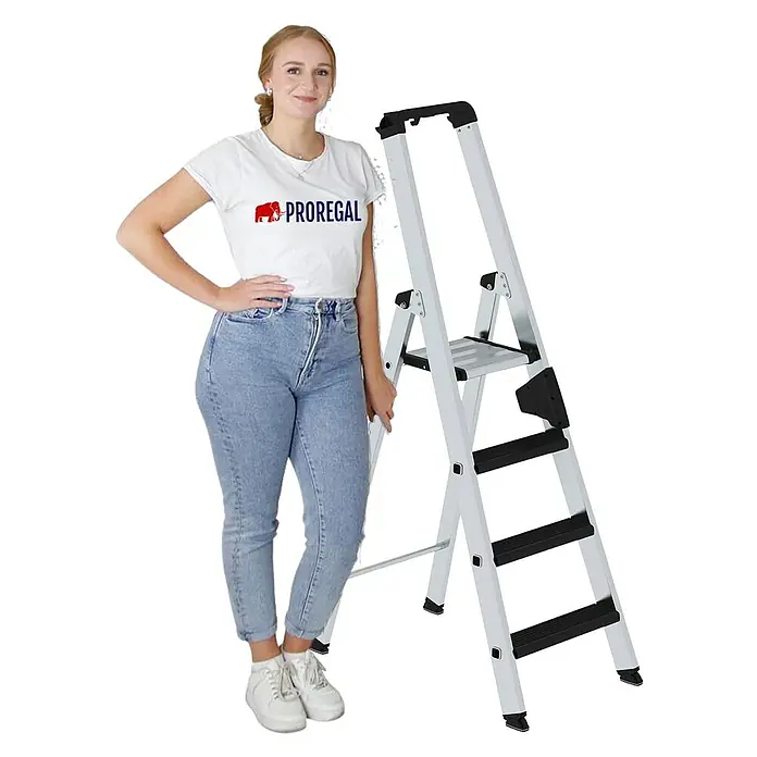 Proregal Stehleiter einseitig begehbar - Anzahl Tritte: 4 Stk., Arbeitshöhe: 2.950 mm, Belastbarkeit: 150 kg, Aluminium - Silberne Aluminium-Stehleiter mit schwarzen Stufen, neben einer Person zur Veranschaulichung der Größe.