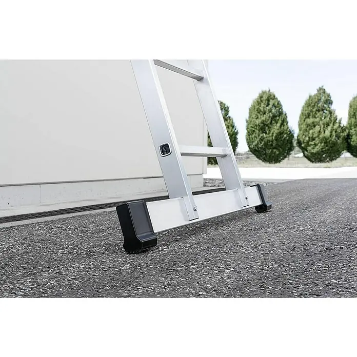Proregal Anlegeleiter mit Standard-Traverse - Anzahl Tritte: 20 Stk., Arbeitshöhe: 6.900 mm, Belastbarkeit: 150 kg, Aluminium - Nahaufnahme des Fußes einer Aluminiumleiter mit schwarzen Gummifüßen, auf Asphalt an einem weißen Gebäude.