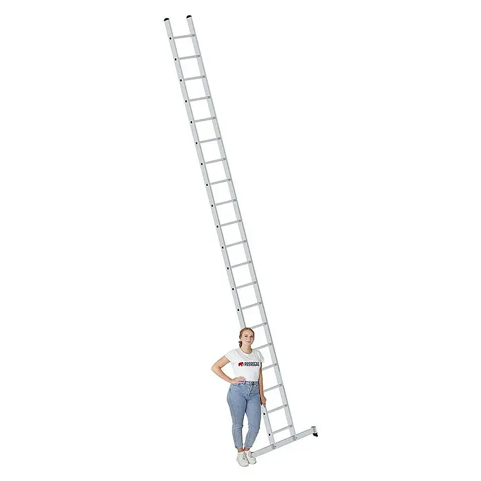 Proregal Anlegeleiter mit nivello®-Traverse - Anzahl Tritte: 20 Stk., Arbeitshöhe: 6.900 mm, Belastbarkeit: 150 kg, Aluminium - Sehr hohe silberne Leiter mit vielen Sprossen, eine Frau steht daneben zur Größenreferenz.
