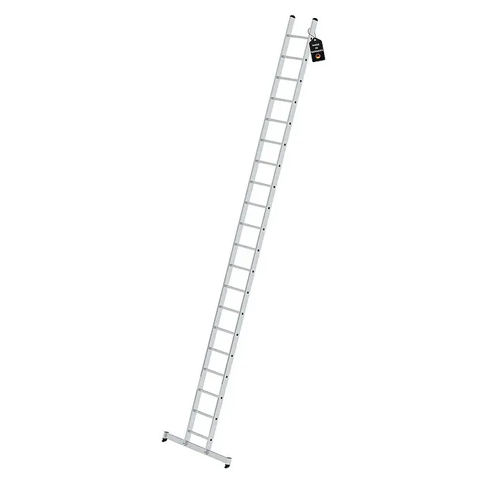 Proregal Anlegeleiter mit nivello®-Traverse - Anzahl Tritte: 20 Stk., Arbeitshöhe: 6.900 mm, Belastbarkeit: 150 kg, Aluminium - Lange silberne Aluminiumleiter mit breiter Stabilisatorbasis. Ein 'Made in Germany'-Etikett ist oben angebracht.