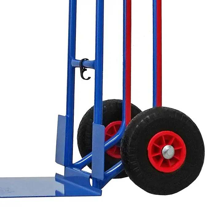 Proregal Sackkarre RAGNAR mit klappbarer XXL Schaufel & PU-Bereifung - Stahl, Traglast: 250 kg - Blauer Sackkarren aus Metall mit schwarzen Rädern und roten Naben, zeigt Plattform und Radbaugruppe.