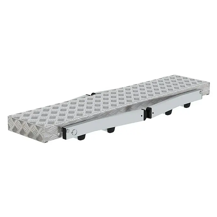 Proregal Treppenpodest Arbeitsdiele klappbar - Arbeitshöhe: 2.500 mm, Belastbarkeit: 150 kg, Aluminium - Silberne Riffelblech-Aluminium-Laderampe oder -Plattform mit Klapp-/Schiebemechanismus und kleinen schwarzen Rädern.