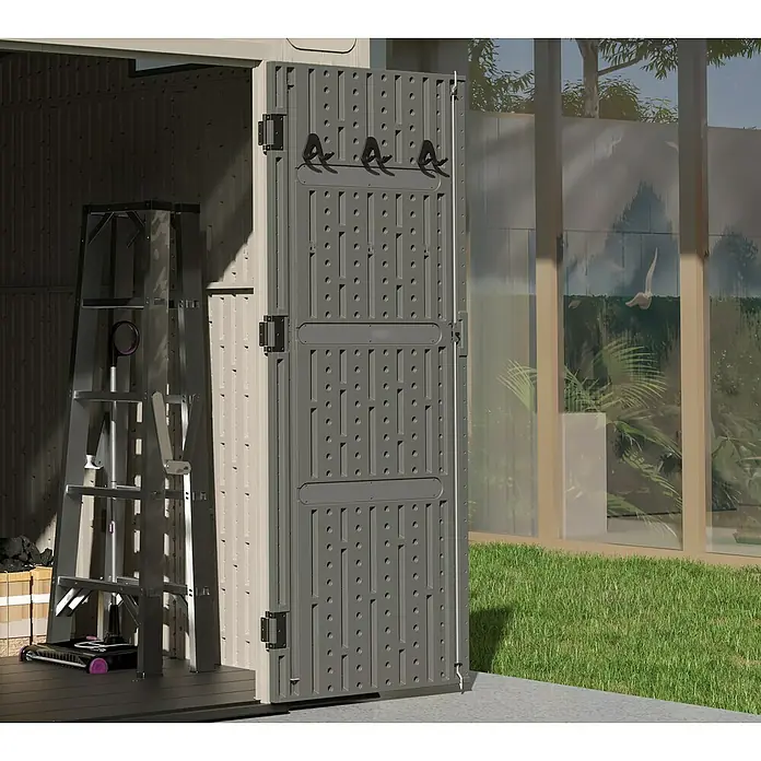 Gardol Gerätehaus Antares III - Außenmaß inkl. Dachüberstand (B x T): 254 x 254 cm, Kunststoff, Steingrau - Das Bild zeigt ein Gartenhaus mit geöffneter Tür, in dem eine Leiter und andere Gegenstände gelagert werden.