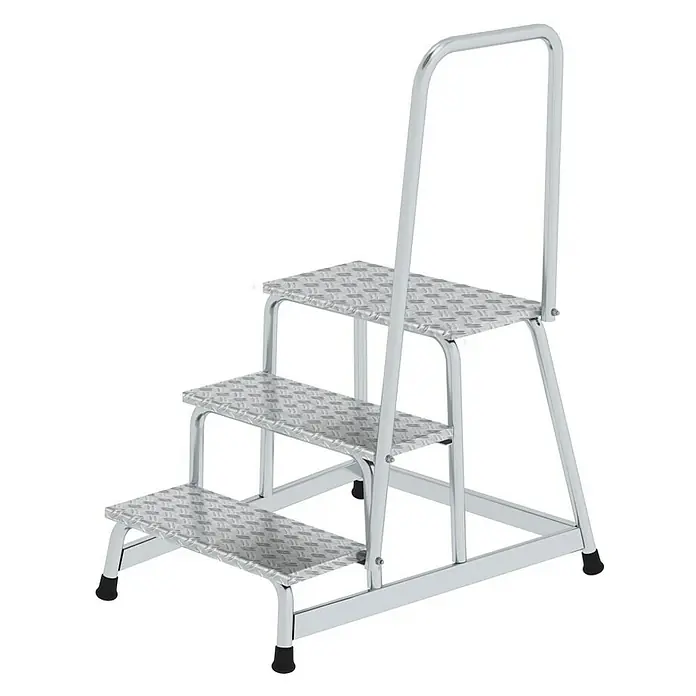 Proregal Treppenpodest Arbeitspodest starr mit 3 Stufen - Anzahl Tritte: 3 Stk., Arbeitshöhe: 2.600 mm, Belastbarkeit: 150 kg, Aluminium - Silberne 3-Stufen-Metall-Trittleiter mit rutschfesten Riffelblechtritten und Haltegriff.