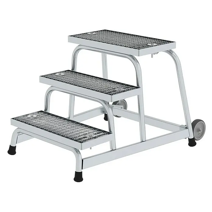 Proregal Treppenpodest Arbeitspodest starr mit 3 Stufen - Anzahl Tritte: 3 Stk., Arbeitshöhe: 2.600 mm, Belastbarkeit: 150 kg, Aluminium - Silberne dreistufige Rolltritt mit rutschfesten Trittflächen, schwarzen Füßen und hinteren Rädern.