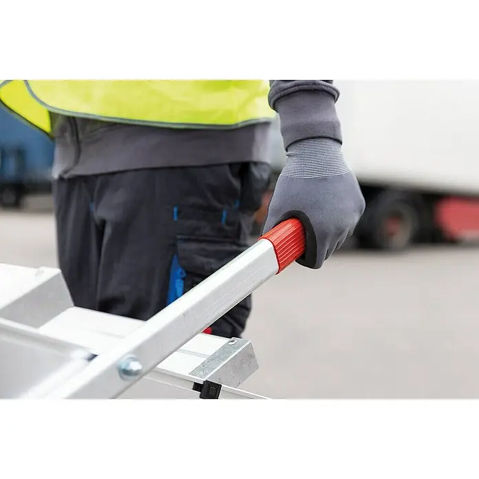 Proregal Treppenpodest Arbeitspodest fahrbar - Anzahl Tritte: 5 Stk., Arbeitshöhe: 3.000 mm, Belastbarkeit: 200 kg, Aluminium - Behandschuhte Hand eines Arbeiters hält eine silberne Aluminium-Leiterschiene mit roter Endkappe.