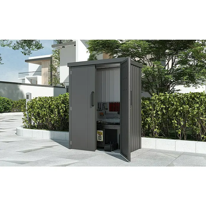 Gardol Geräteschrank Prime - Außenmaß inkl. Dachüberstand (B x T): 133 x 90 cm, Schwarz - Das Bild zeigt ein graues Metallgerätehaus mit geöffneten Türen, das Werkzeuge und Zubehör im Inneren zeigt.