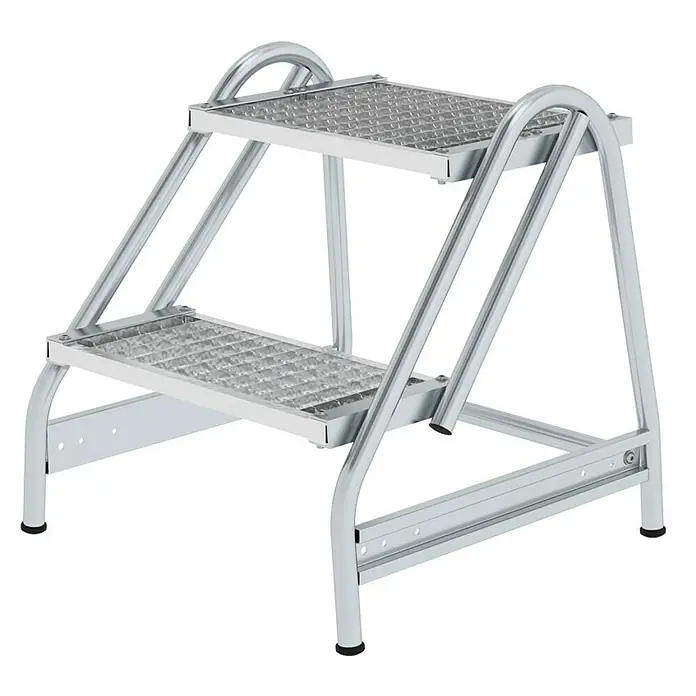 Proregal Treppenpodest Arbeitspodest einseitig begehbar - Anzahl Tritte: 2 Stk., Arbeitshöhe: 2.500 mm, Belastbarkeit: 150 kg, Aluminium - Silberne zweistufige Industrie-Plattformleiter mit gelochten Stufen.