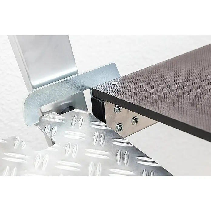 Proregal Doppel-Klapptritt beidseitig begehbar - Anzahl Tritte: 3 Stk., Arbeitshöhe: 2.730 mm, Belastbarkeit: 150 kg, Aluminium - Nahaufnahme einer Stufenverbindung: dunkle, texturierte Platte und Aluminiumrahmen, die in eine Riffelblechoberfläche einhaken.