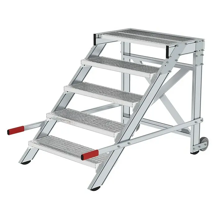 Proregal Treppenpodest Arbeitspodest fahrbar - Anzahl Tritte: 5 Stk., Arbeitshöhe: 3.000 mm, Belastbarkeit: 200 kg, Aluminium - Silberne Aluminium-Arbeitsbühne mit 5 rutschfesten Stufen, roten Griffen und Rollen für mobilen Zugang.