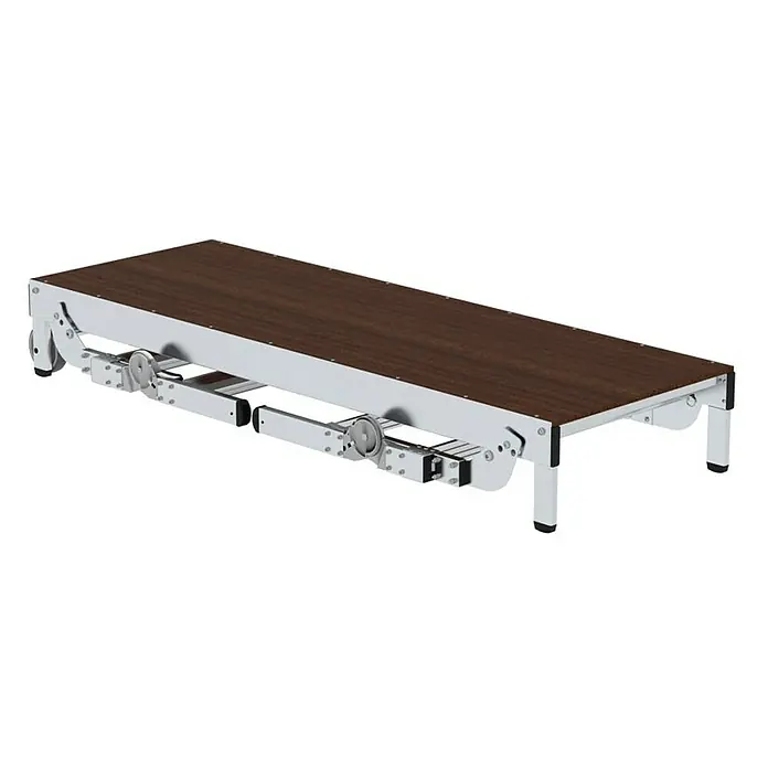 Proregal Treppenpodest Maschinenpodest höhenverstellbar - Arbeitshöhe: 2.750 mm, Belastbarkeit: 300 kg, Aluminium - Rechteckige Bühnenplattform mit dunkelbrauner Holzoptik-Oberfläche und silbernem klappbarem Metallrahmen mit Rollen.