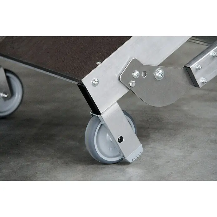 Proregal Treppenpodest Maschinenpodest höhenverstellbar - Arbeitshöhe: 2.750 mm, Belastbarkeit: 300 kg, Aluminium - Robustes Plattformdetail mit grauen Rollen, gebürstetem Aluminiumrahmen und dunkler, texturierter Oberfläche.