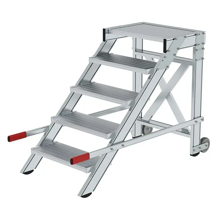 Proregal Treppenpodest Arbeitspodest fahrbar - Anzahl Tritte: 5 Stk., Arbeitshöhe: 3.000 mm, Belastbarkeit: 200 kg, Aluminium - Mobile Aluminium-Arbeitsplattform mit mehreren Stufen, oberer Plattform, roten Griffen und Transporträdern.