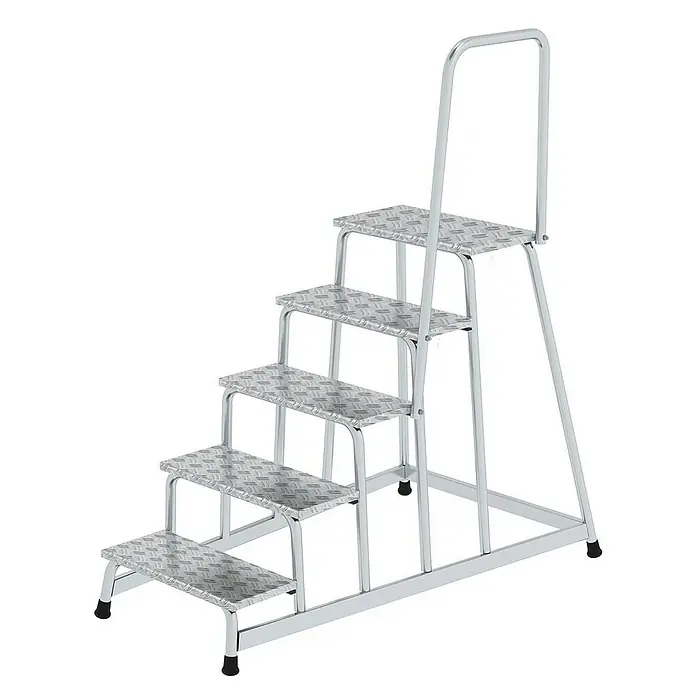 Proregal Treppenpodest Arbeitspodest starr mit 5 Stufen - Anzahl Tritte: 5 Stk., Arbeitshöhe: 3.000 mm, Belastbarkeit: 150 kg, Aluminium - Silberne 5-stufige Industrietreppe mit rutschfesten Trittflächen und Handlauf.