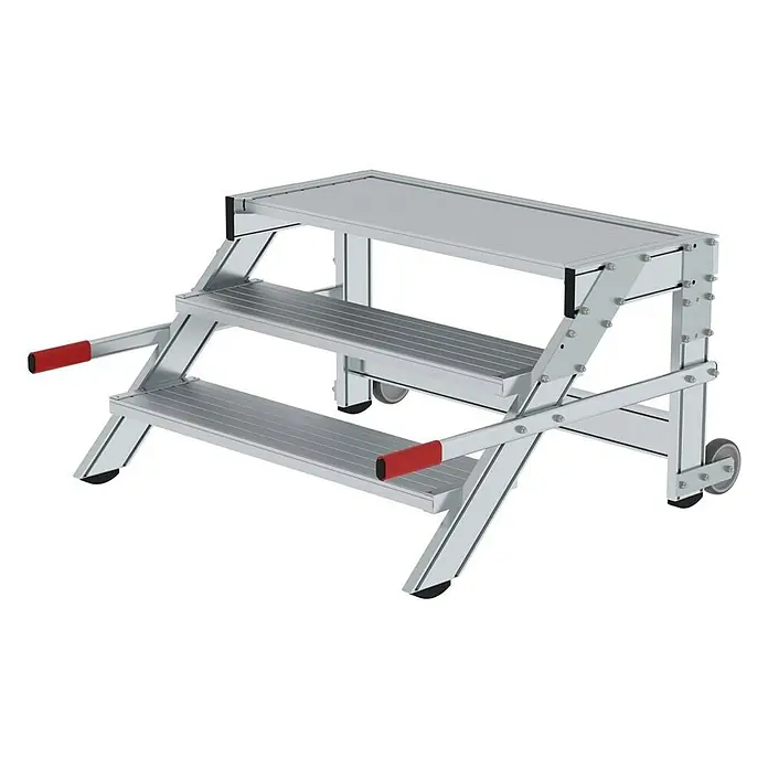 Proregal Treppenpodest Arbeitspodest fahrbar - Anzahl Tritte: 3 Stk., Arbeitshöhe: 2.600 mm, Belastbarkeit: 200 kg, Aluminium - Silberne Aluminium 3-Stufen-Arbeitsplattform mit roten Griffen und Rollen.