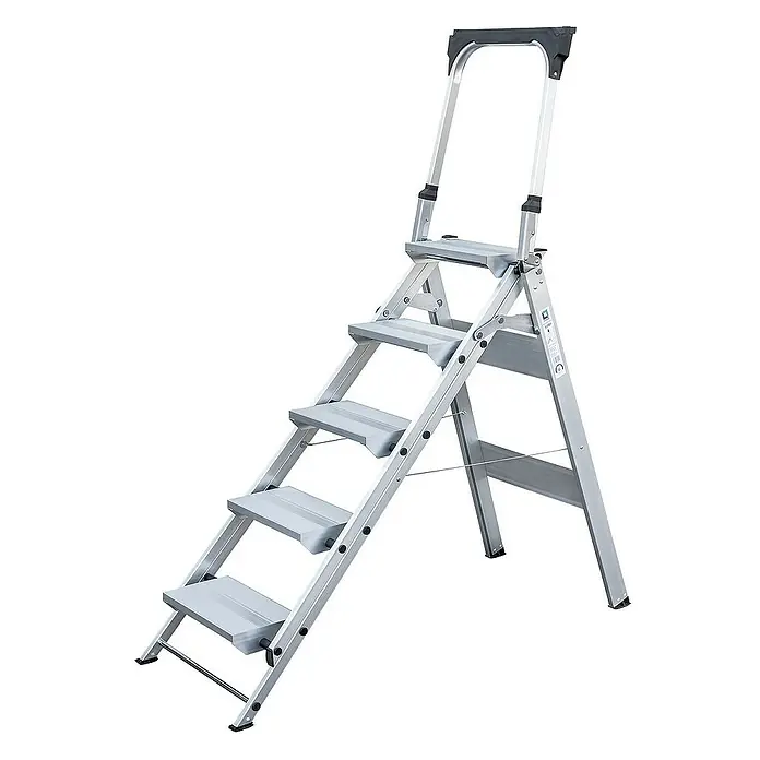Proregal Klapptritt mit Haltebügel - Anzahl Tritte: 5 Stk., Arbeitshöhe: 3.100 mm, Belastbarkeit: 150 kg, Aluminium - Silberne Aluminium-Haushaltsleiter mit fünf breiten grauen Stufen und schwarzem Sicherheitsbügel.
