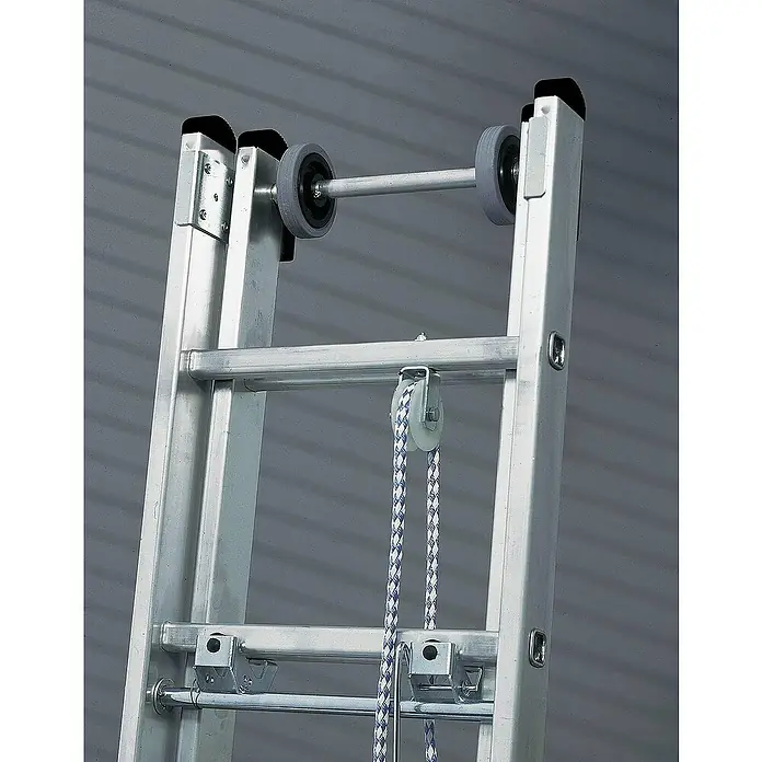 Proregal Seilzugleiter 2-teilig - Anzahl Tritte: 40 Stk., Arbeitshöhe: 11.400 mm, Belastbarkeit: 150 kg, Aluminium - Silberne Aluminium-Ausziehleiter mit Seilzug und Rollen oben zur leichteren Positionierung.