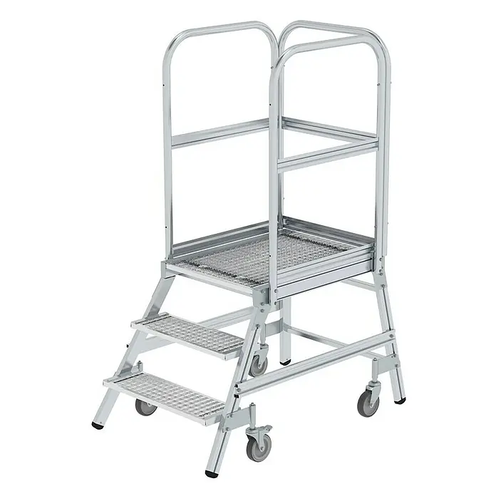Proregal Treppenpodest einseitig begehbar - Anzahl Tritte: 3 Stk., Arbeitshöhe: 2.700 mm, Belastbarkeit: 150 kg, Aluminium - Silberfarbene, mobile Arbeitsplattform aus Aluminium mit rutschfesten Stufen, Geländern und Lenkrollen.