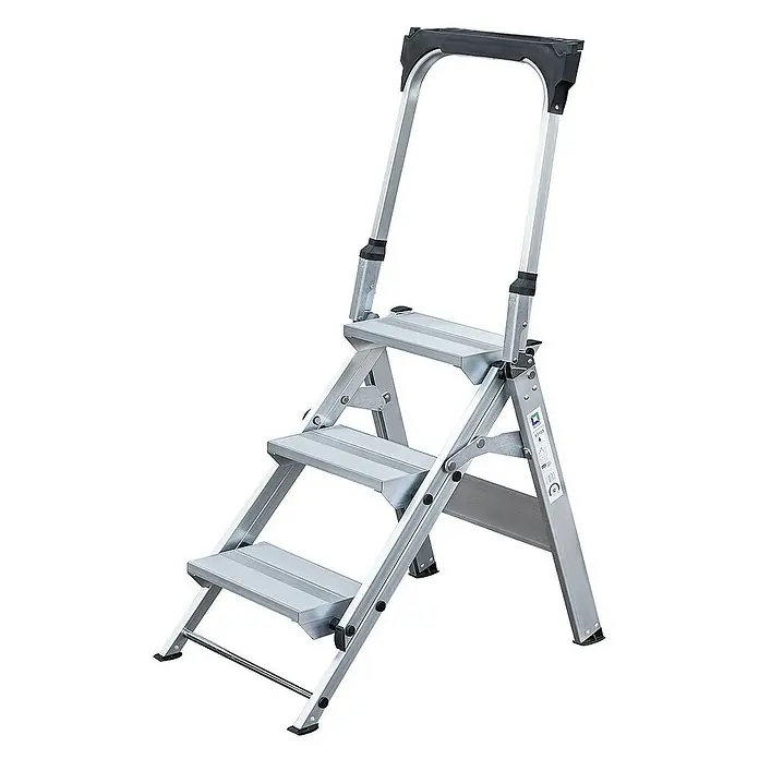 Proregal Klapptritt mit Haltebügel - Anzahl Tritte: 3 Stk., Arbeitshöhe: 2.700 mm, Belastbarkeit: 150 kg, Aluminium - Silberne Aluminium-Klappleiter mit drei Stufen und schwarzem Haltebügel.