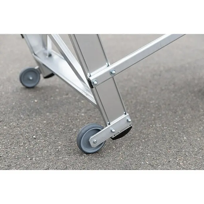 Proregal Treppenpodest Arbeitspodest fahrbar - Anzahl Tritte: 3 Stk., Arbeitshöhe: 2.600 mm, Belastbarkeit: 200 kg, Aluminium - Nahaufnahme des Fußes einer silbernen Aluminiumleiter mit grauen Rollen und schwarzen Gummifüßen auf Asphalt.