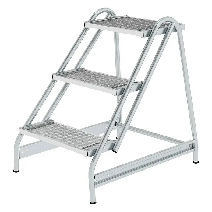 Proregal Treppenpodest Arbeitspodest einseitig begehbar - Anzahl Tritte: 3 Stk., Arbeitshöhe: 2.700 mm, Belastbarkeit: 150 kg, Aluminium - Silberne dreistufige Industrietreppe mit perforierten Stufen für sicheren Halt.