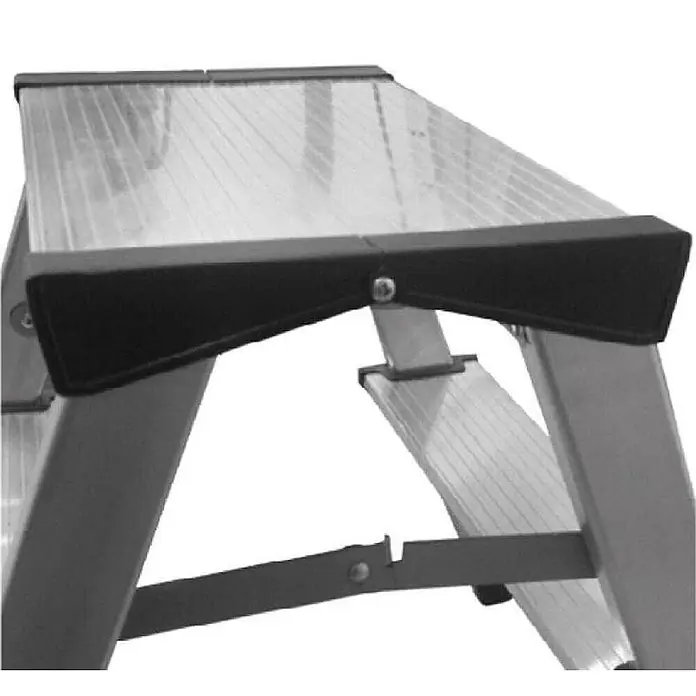 Proregal Doppel-Stehleiter mit 4 Stufen - Anzahl Tritte: 4 Stk., Belastbarkeit: 125 kg, Aluminium - Nahaufnahme der obersten Plattform und der Stufen einer Aluminiumleiter mit geriffelten Oberflächen und schwarzen Kunststoffkappen.