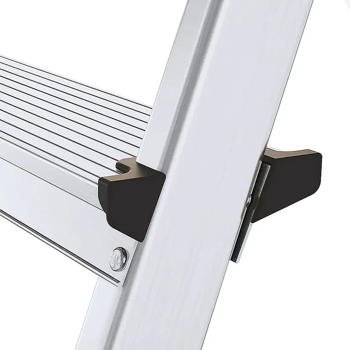 Proregal Doppel-Stehleiter mit 4 Stufen - Anzahl Tritte: 4 Stk., Belastbarkeit: 125 kg, Aluminium - Nahaufnahme einer silbernen Aluminium-Leiterstufe mit schwarzen Anti-Rutsch-Verbindern am Leiterrahmen.
