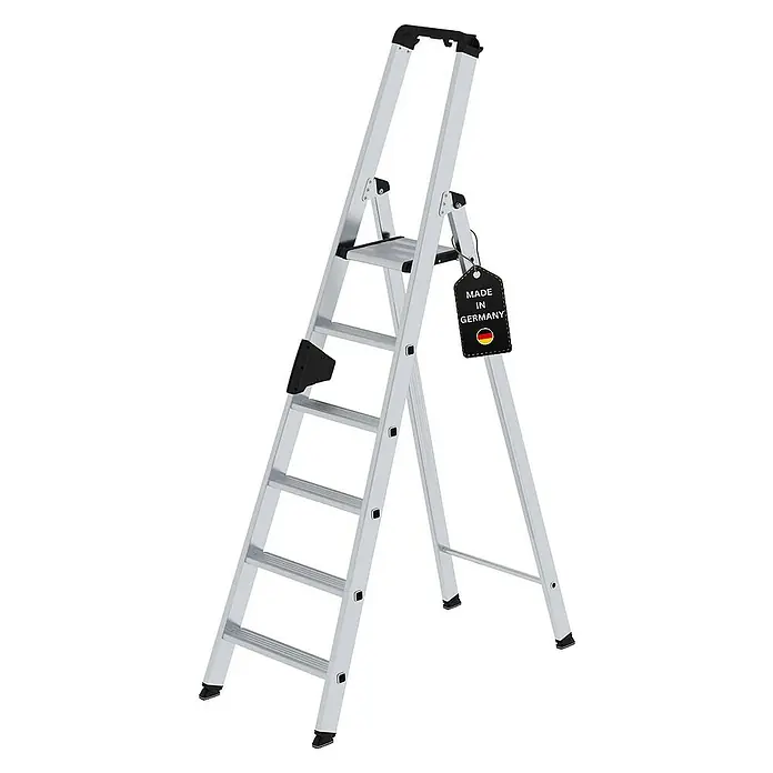 Proregal Stehleiter einseitig begehbar - Anzahl Tritte: 6 Stk., Arbeitshöhe: 3.400 mm, Belastbarkeit: 150 kg, Aluminium - Eine silberne Aluminium-Klappleiter mit schwarzen, rutschfesten Füßen und Griff, versehen mit einem „Made in Germany“-Etikett.