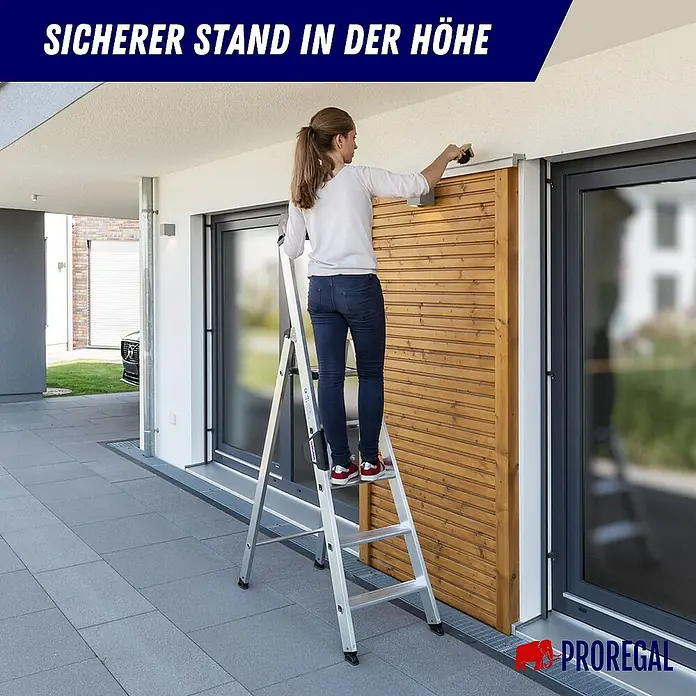 Proregal Stehleiter einseitig begehbar - Anzahl Tritte: 6 Stk., Arbeitshöhe: 3.400 mm, Belastbarkeit: 150 kg, Aluminium - Frau arbeitet auf einer Aluminiumleiter in der Höhe.