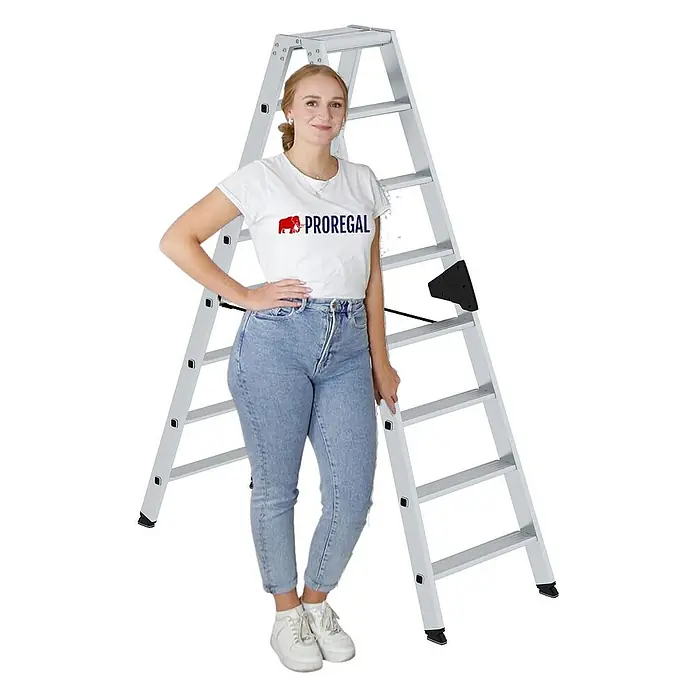 Proregal Doppel-Stehleiter beidseitig begehbar - Anzahl Tritte: 16 Stk., Arbeitshöhe: 3.400 mm, Belastbarkeit: 150 kg, Aluminium - Silberne Aluminiumleiter mit einer daneben stehenden Frau, die ihre Höhe veranschaulicht.