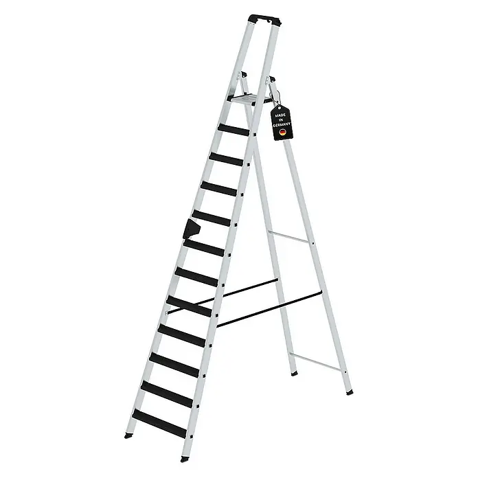 Proregal Stehleiter einseitig begehbar - Anzahl Tritte: 12 Stk., Arbeitshöhe: 4.800 mm, Belastbarkeit: 150 kg, Aluminium - Silberne Aluminium-Klappleiter mit schwarzen Stufen und kleiner Plattform, mit "Made in Germany"-Etikett.